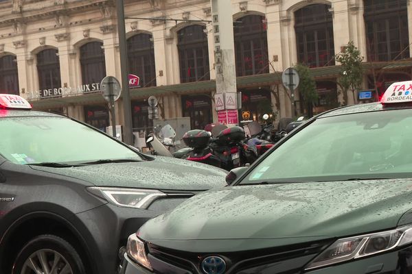 A Bordeaux, les taxis ont manifesté notamment devant la gare Saint-Jean.