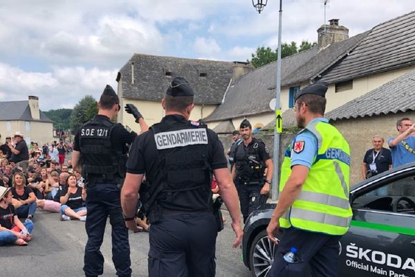 Les manifestants se sont assis au milieu de la chaussée pour perturber le départ de la grande boucle. 