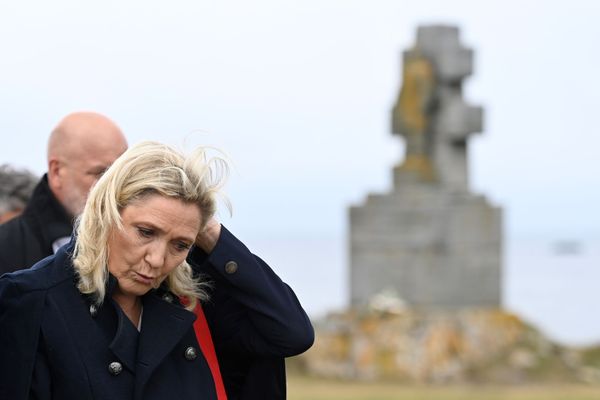 Marine Le Pen devant le monument des Forces Françaises Libres ce mercredi 17 juin sur l'île de Sein