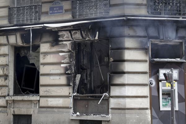 En marge de du 18e samedi de mobilisation des Gilets jaunes, une banque a été incendiée près des Champs-Elysées, faisant 11 blessés légers.