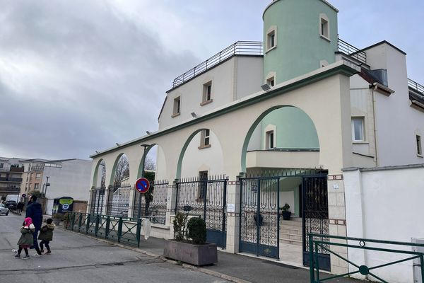 Un cadavre de sanglier a été accroché aux grilles de la mosquée de Vigneux-sur-Seine dans l'Essonne dans la nuit de samedi à dimanche.