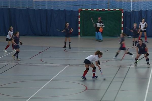 Les filles de l'équipe Auvergne-Rhône-Alpes jouent en bleu