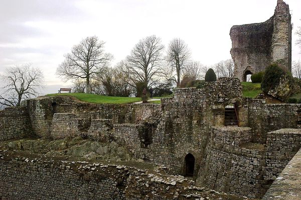 Dans l'Orne, un ciel gris ce LUNDI sur les remparts du château de Domfront.