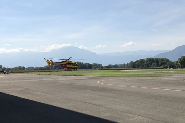 Hélicoptère de la sécurité civile à l'aérodrome du Versoud