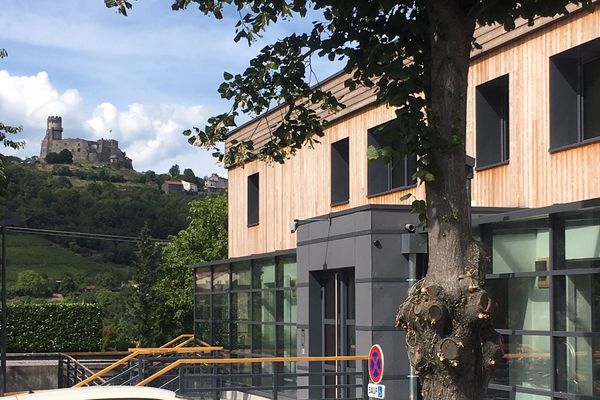 A Volvic, dans le Puy-de-Dôme, un ancien lycée a été transformé en pépinière d’entreprises et en logements pour les porteurs de projet ou leurs salariés. Depuis juin 2018, ce concept unique en France a déjà séduit 3 sociétés.