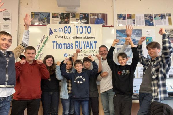 Christophe Thilliez et les élèves de l'option Vendée Globe.