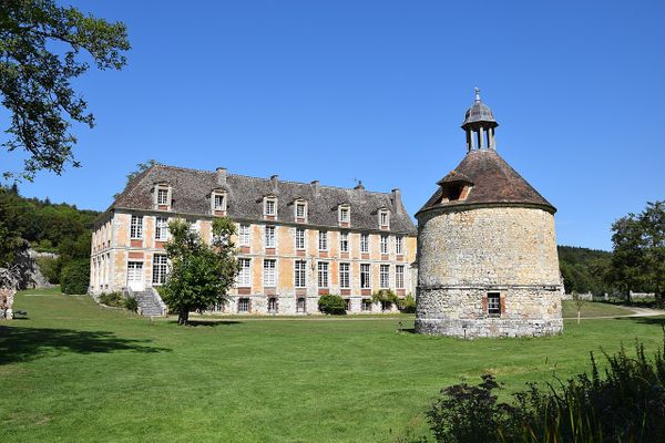 Un VENDREDI ensoleillé dans l'Eure, sur l'Abbaye de Mortemer.