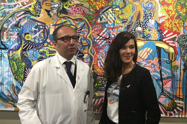 Fondateur du centre Stime, le docteur Gozy pose avec Mélanie Doutey, la marraine de l'organisme. 