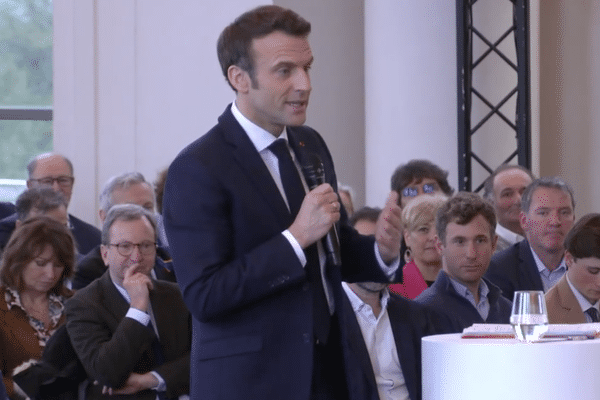 Emmanuel Macron en démonstration sur son bilan et ses propositions face à des lecteurs de la presse régionale dans le fief du patron centriste du Modem François Bayrou.