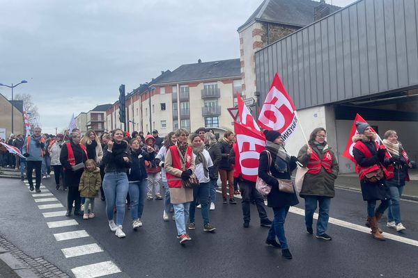 Plus d'une centaine de personnes ont manifesté contre la fermeture partielle de la maternité de Mayenne