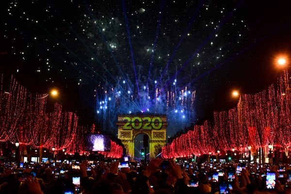 Séance photo pour le réveillon du Nouvel An, le 31 décembre 2019, sur les Champs-Élysées à Paris.