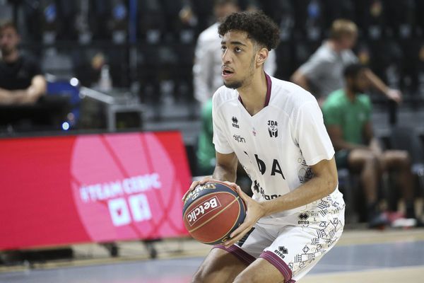 Ilias Kamardine, à l'échauffement avec Dijon lors d'un match de Betclic Elite, le 27 mai 2022.