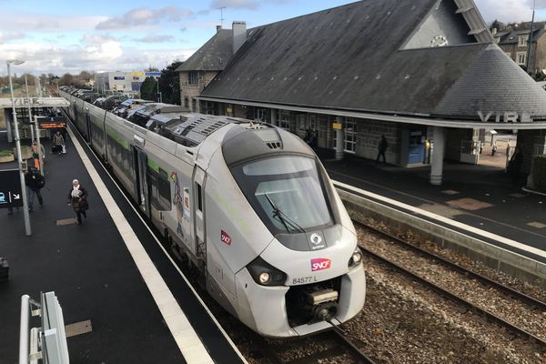 Un train en gare de Vire (Calvados), sur l'axe ferroviaire Paris-Granville.