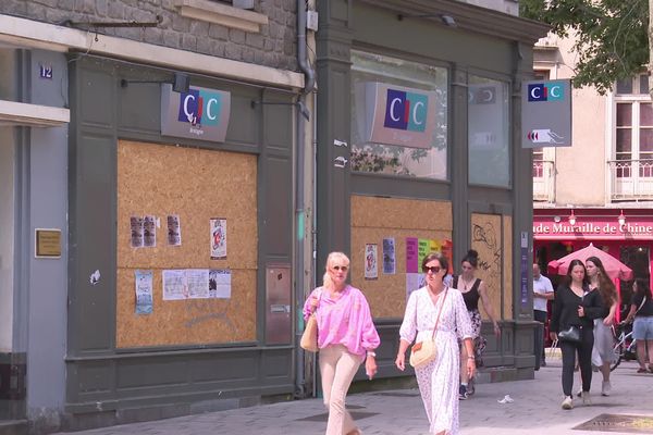 A Rennes, les banques ciblées lors de précédents rassemblements gardent leurs panneaux sur leurs vitrines, par crainte de nouveaux débordements dimanche soir.