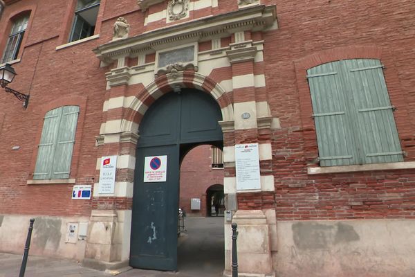 Un an après son arrestation, l'animateur de centre aéré employé par la mairie de Toulouse accusé de détenir détentions d'images d'enfant dénudés aurait également abusé sexuellement de huit jeunes filles. Il sera jugé en septembre prochain.