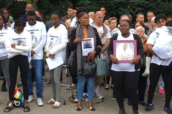 La famille de Maël portait des tee-shirts avec une photo du petit garçon