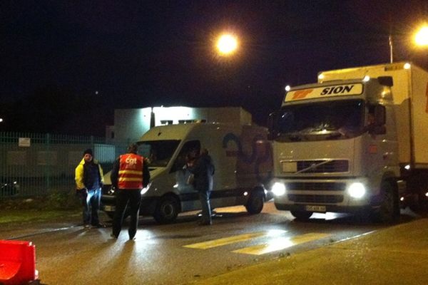 7H00 ce lundi matin 5 novembre : mise en place des barrages sur le boulevard industriel