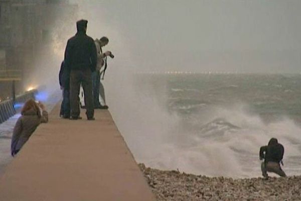 Sur la jetée du Havre, dimanche après-midi