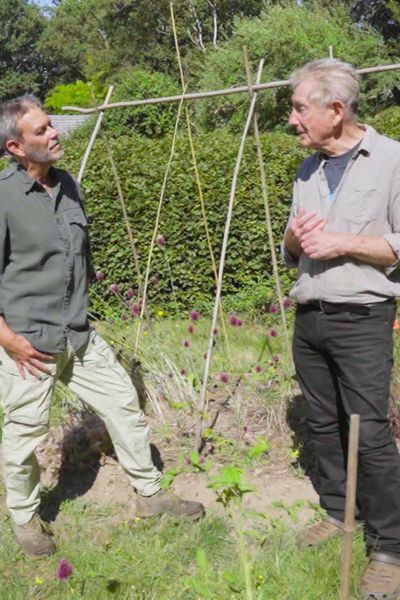 Éric Perrin dans le jardin potager de Gilles Clément dans le Creuse.