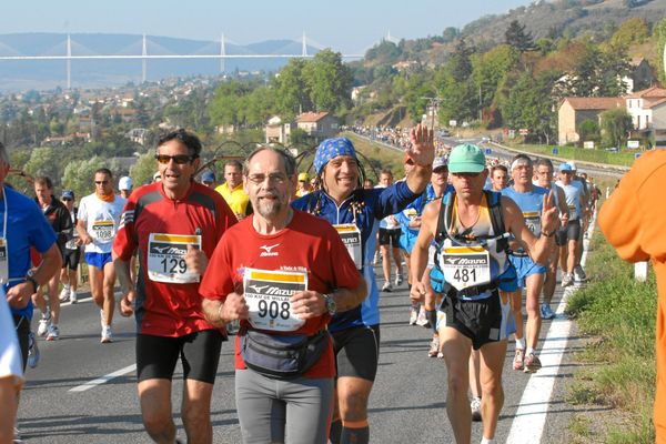 Les coureurs des 100 km de Millau en 2008 devant le viaduc.