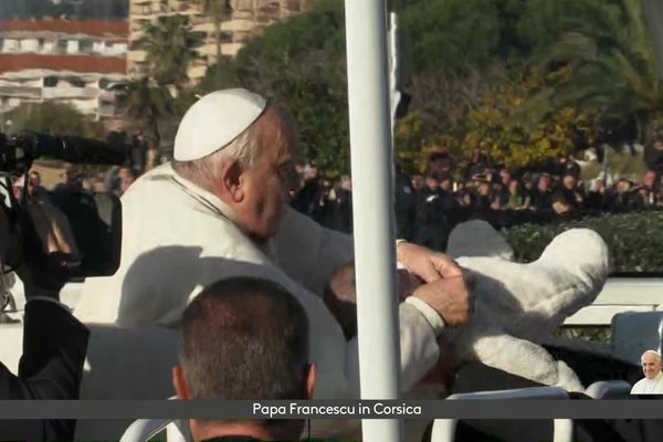 Lors de sa déambulation sur le front de mer à Ajaccio , le pape a béni un bébé