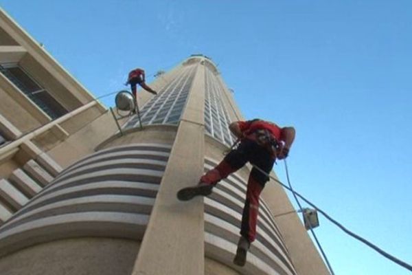 Les sauveteurs du GRIMP en rappel sur la tour de France3 Provence Alpes