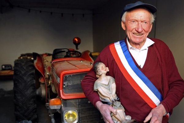 Le maire de Faucon-du-Caire dans les Alpes Maritime posait en 2008 à 86 ans devant son tracteur