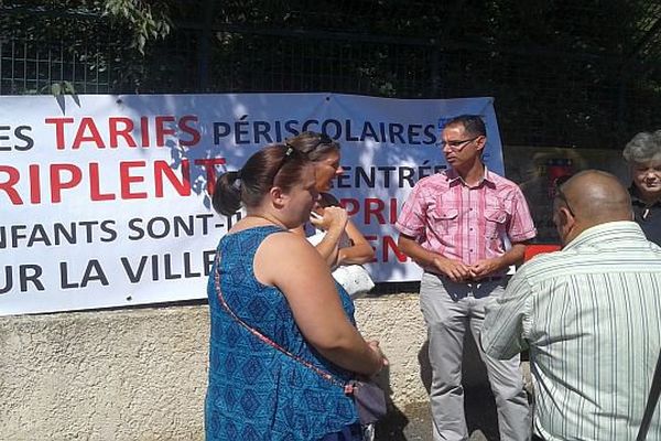 Pézenas (Hérault) - manifestation des parents d'élèves contre la hausse des tarifs des activités périscolaires - 19 août 2015.