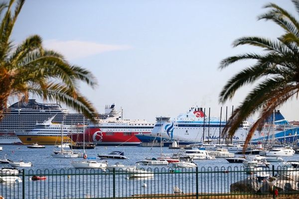 Illustration - des bateaux à quai dans le port de commerce d'Ajaccio.