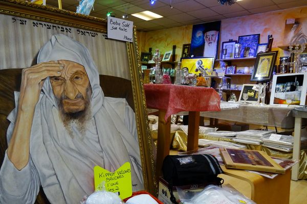 La librairie juive de Villeurbanne visée par l'agression anti-sémite est aussi un espace de vente de 180 M2 où l'on trouve des objets rituels hébraïques.    