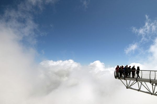 Des touristes visitent le site du Pic du Midi de Bigorre (Hautes-Pyrénées), le 15 juillet 2019.