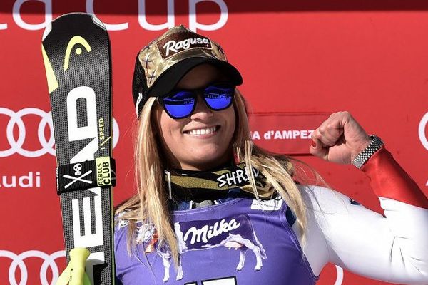 Lara Gut célèbre sa victoire le 28 janvir 2017 à Cortina d'Ampezzo en Italie. 