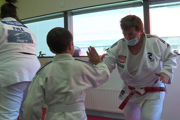 Mercredi 10 mai, au CHU Estaing de Clermont-Ferrand, des champions ont initié des petits malades au judo.