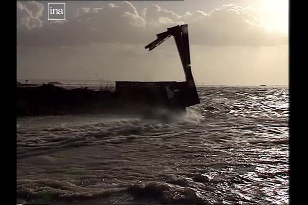 Sous la force des vagues, le cordon de digue a cédé entre Ault et Cayeux-sur-mer