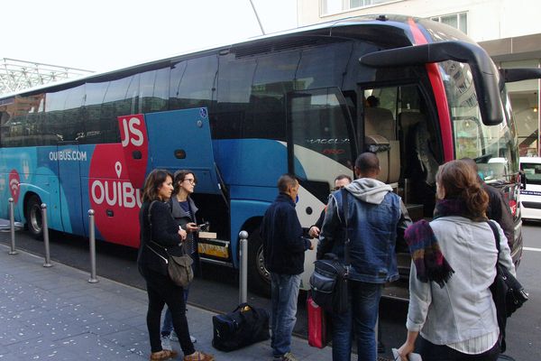 Un car Ouibus au départ de la gare Lille Europe.