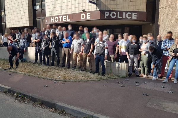 Devant le commissariat de Cergy-Pontoise, des policiers ont symboliquement déposé leurs menottes à terre pour protester contre les annonces du ministre de l'Intérieur. 