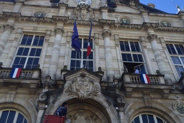 Alors que 3 jours de deuil national ont été décrétés par le Président de la République, les drapeaux ont été mis en berne dans plusieurs villes de la région.