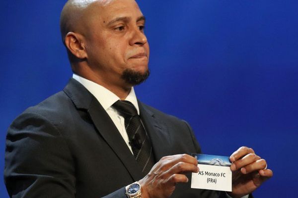 L'ancien footballeur brésilien Roberto Carlos pendant le tirage au sort des phases de poule de la Ligue des Champions.