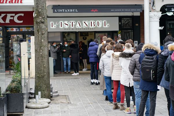 Des étudiants patientent pour profiter d'un kebab gratuit dans le centre-ville de Reims, le 9 février 2021.