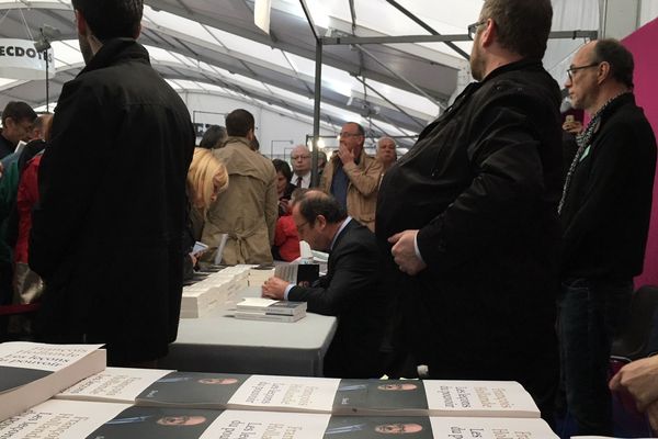 François Hollande en dédicace à Lire à Limoges