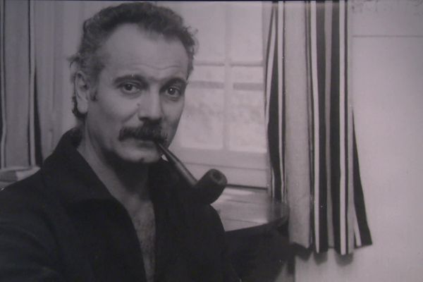 Les 404 lots d'objets ayant appartenu à Georges Brassens pourraient rapporter 600 000 euros à la vente. Mais les héritiers se déchirent sur la propriété des reliques du chanteur.