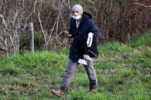 23 décembre 2020 : Cédric Jubillar participe aux recherches pour tenter de retrouver Delphine. Quatre ans plus tard, la cour d'appel de Toulouse a confirmé le renvoi du mari de l'infirmière aux assises.