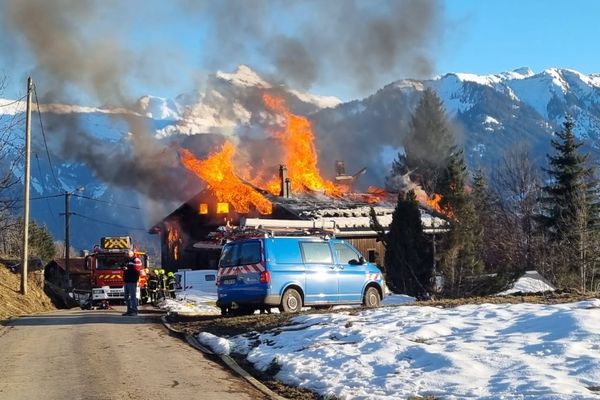 Vers 17 heures, l'habitation était toujours en proie aux flammes.