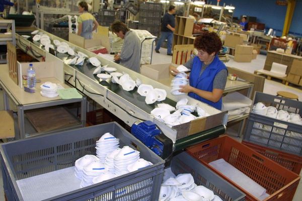 À Plaintel, dans les Côtes d’Armor, des millions de masques étaient fabriqués chaque année jusqu’à la fermeture du site en 2018. Photo d'archive prise en 2001.