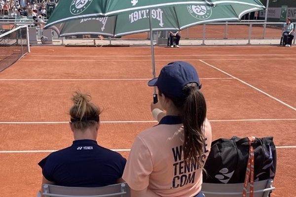 Tenir le parasol lors des pauses fait aussi partie du rôle des ramasseurs de balles.