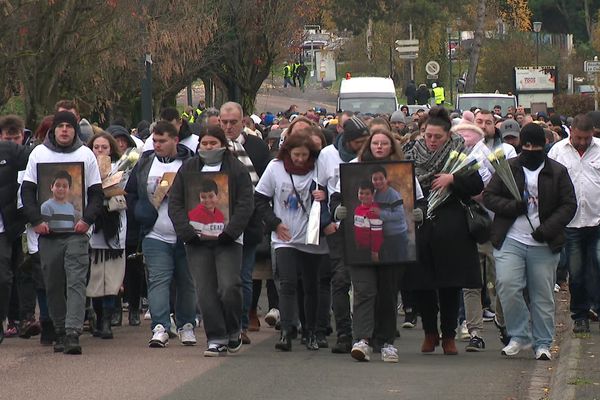 Une marche blanche a été organisée samedi 26 novembre à Vimy en hommage à une maman et ses deux enfants tués dans un accident de la route.