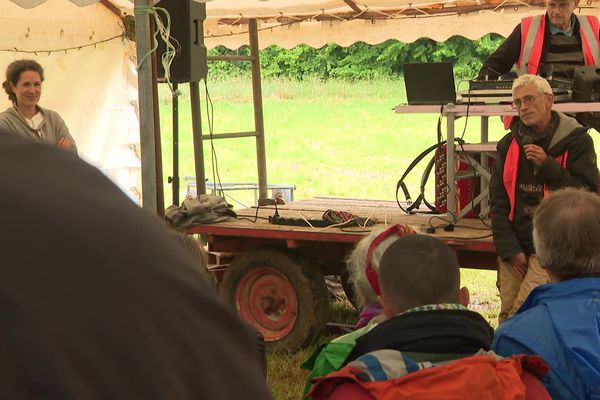 Une table ronde lors d'une mobilisation contre le projet de parc photovoltaïque de Cévennes Energy en forêt, à Loulle (Jura), le 22 juin 2024.