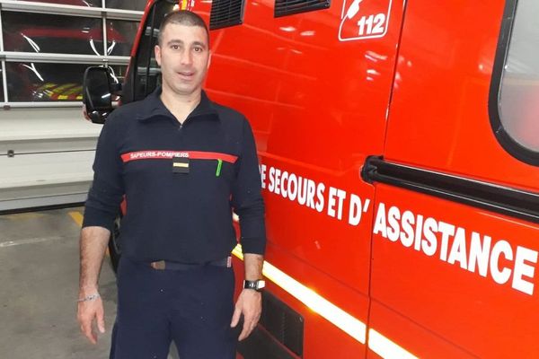 Eric, sapeur-pompier, adjudant au centre de secours de Clermont-Ferrand, devant son véhicule de secours et d’assistance aux victimes. 