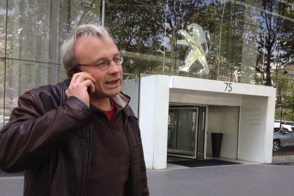 Jean-Pierre Mercier, le leader de la CGT D'Aulnay devant le siège de PSA, ce vendredi matin