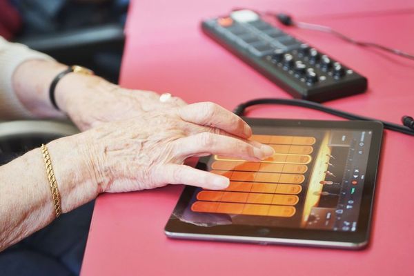 Electro pads en EHPAD : de la médiation musicale à destination des personnes âgées